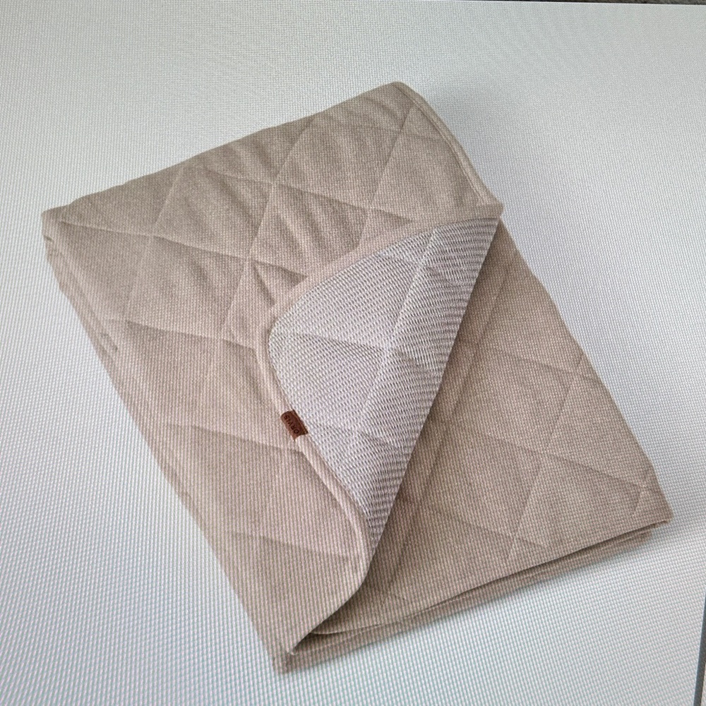 Orvis Grip-Tight Quilted Throw (pet furniture cover)